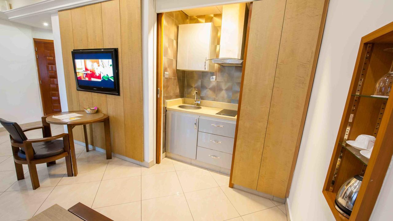 Nomad Suites Residence Либревил Екстериор снимка