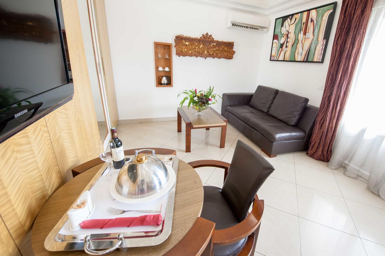 Nomad Suites Residence Либревил Екстериор снимка